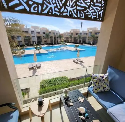Mangroovy Ritzy, Cerulean By The Pool Appartement *