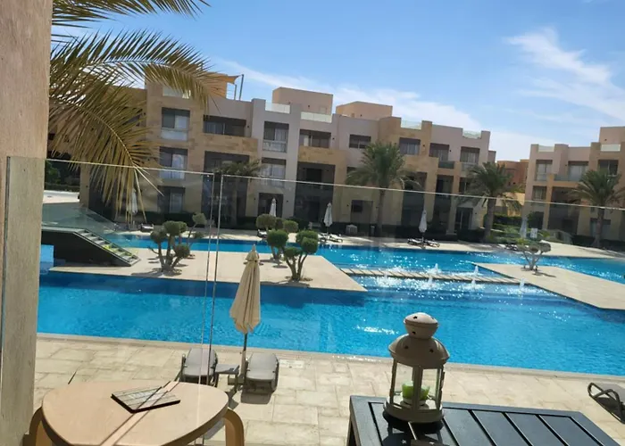 Mangroovy Ritzy, Cerulean By The Pool Apartamento