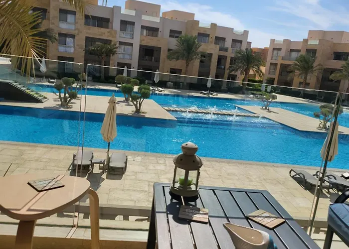 Mangroovy Ritzy, Cerulean By The Pool